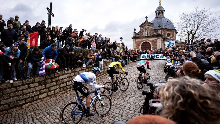 Omloop Het Nieuwsblad 2024, Van Aert, Laporte and De Lie up the Kapelmuur