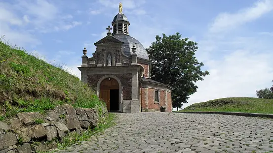 the kaplemuur wall, with the iconic church in the background